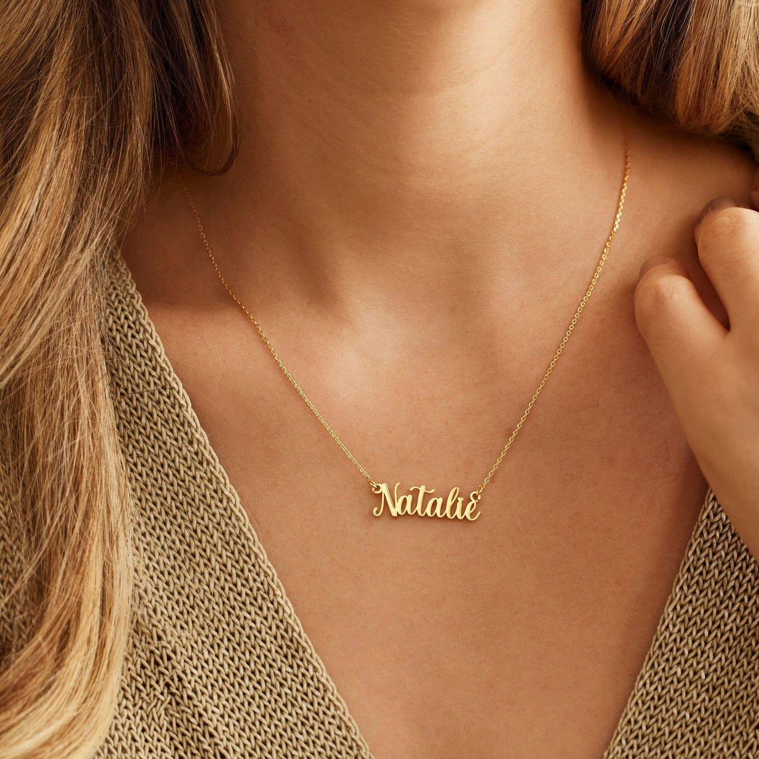 Custom name necklace in 925 silver with electroplated gold or rose gold finish. Adjustable length (21–50cm). The perfect thoughtful gift – order your engraving today.