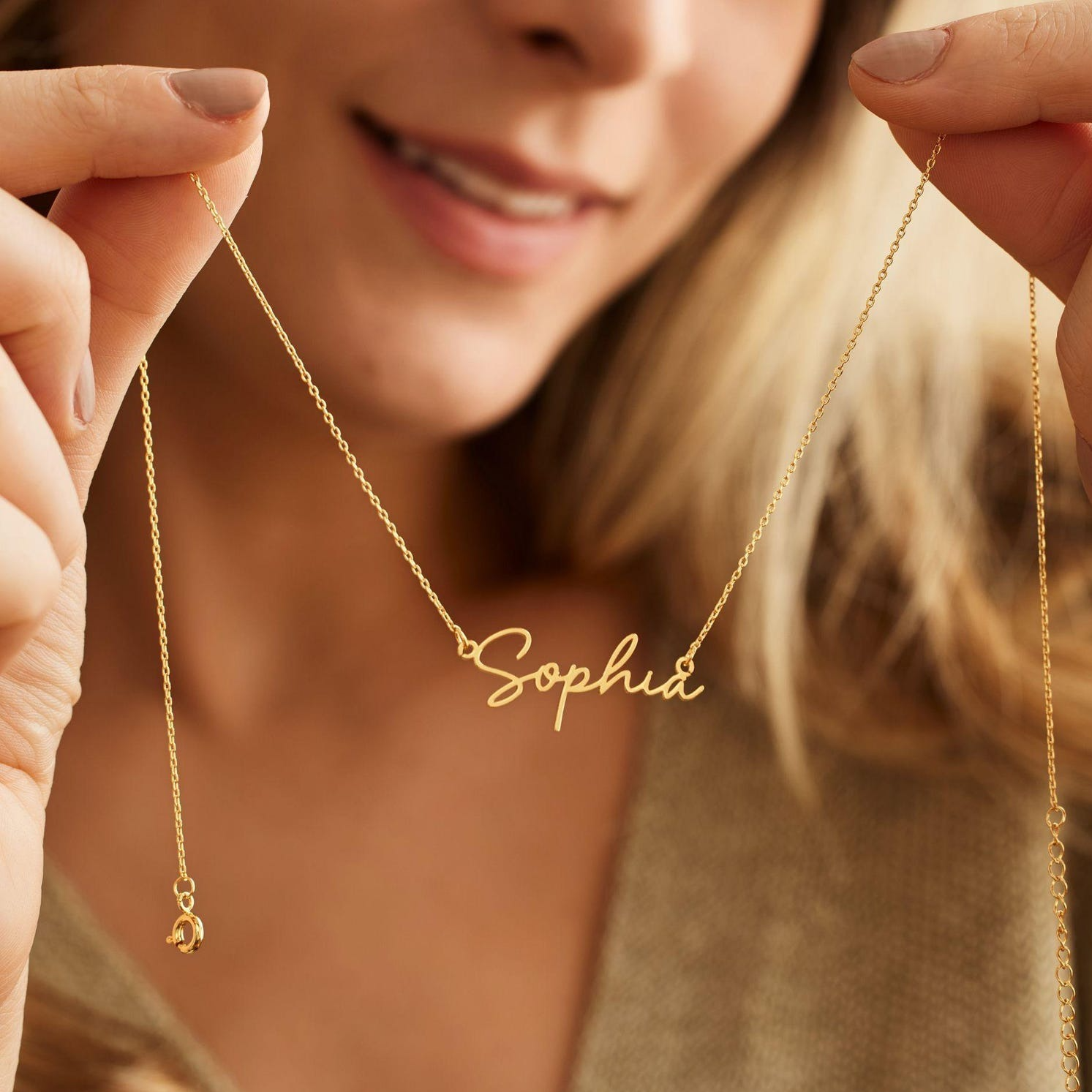 Custom name necklace in 925 silver with electroplated gold or rose gold finish. Adjustable length (21–50cm). The perfect thoughtful gift – order your engraving today.