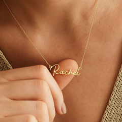 Custom name necklace in 925 silver with electroplated gold or rose gold finish. Adjustable length (21–50cm). The perfect thoughtful gift – order your engraving today. Aru collection