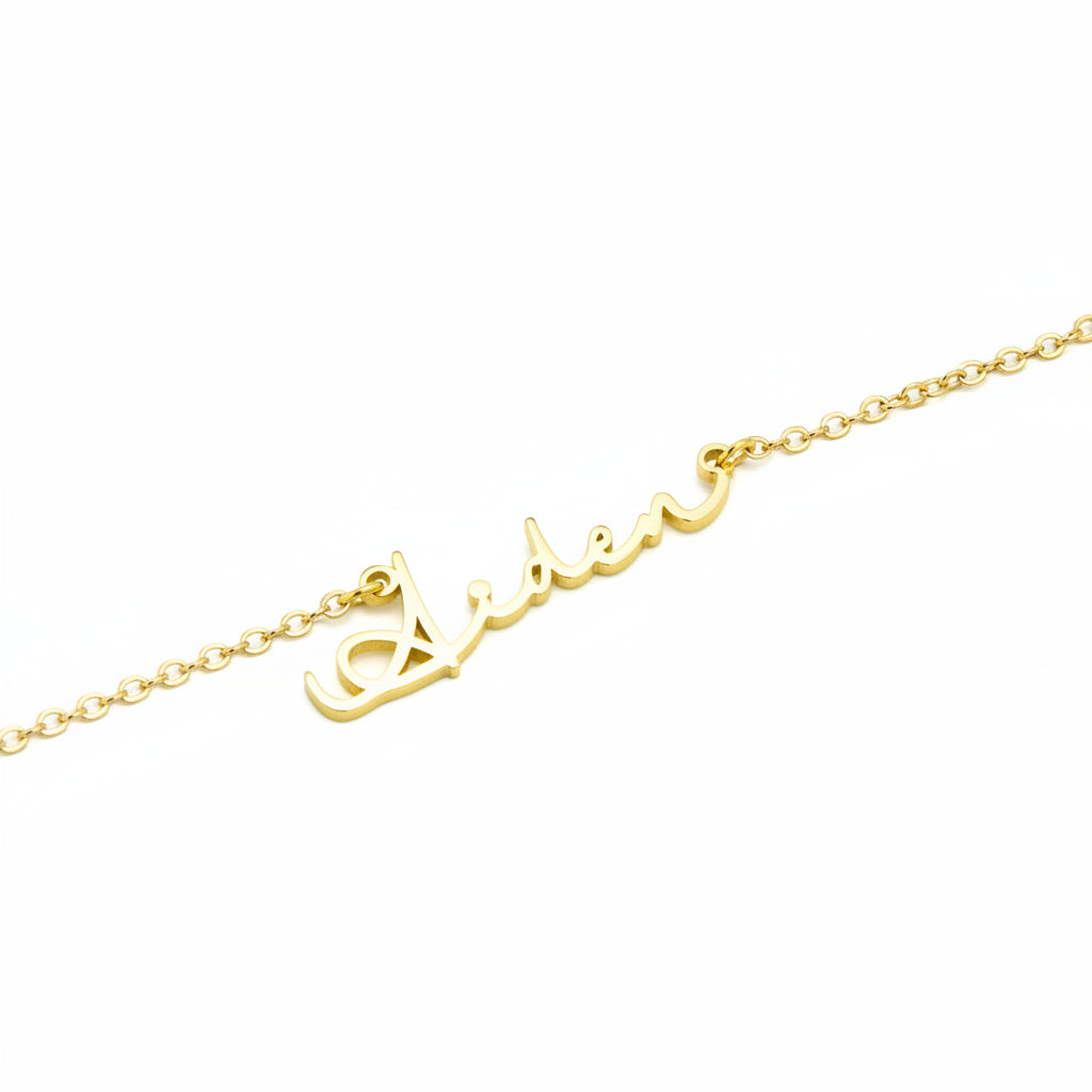 Custom name necklace in 925 silver with electroplated gold or rose gold finish. Adjustable length (21–50cm). The perfect thoughtful gift – order your engraving today. aru collection 